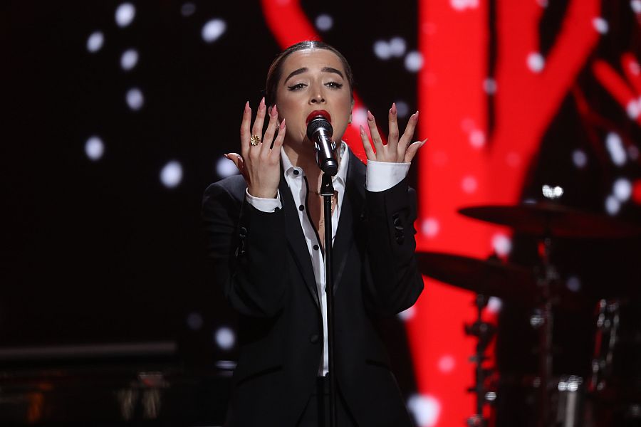 Lola Índigo cantó 'Corazón partío' seguna merjor canción de los 90