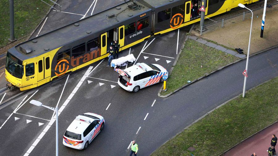 Varios agentes revisan el interior de uno de los vagones del un tranvía  tras un tiroteo en la plaza 24 de octubre en Utrecht (Países Bajos).