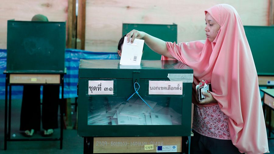 Una mujer musulmana ejerce su derecho al voto cubierta por un velo islámico