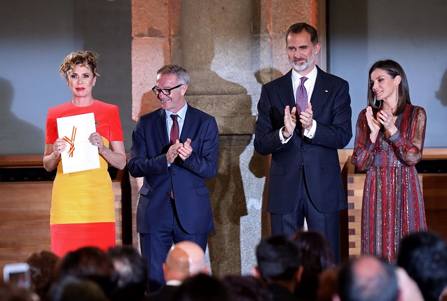 Los reyes, acompañados por el ministro de Cultura y Deporte José Guirao, aplauden a la la diseñadora Ágatha Ruiz de la Prada tras entregarle el Premio Nacional de Moda.