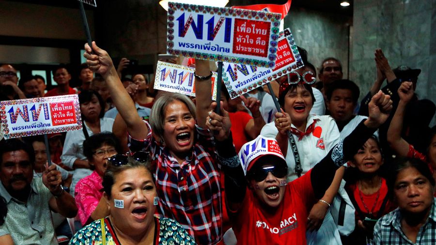 Los partidarios de Pheu Thai Party aclaman el resultado de la votación después del cierre de las elecciones generales en la sede del partido en Bangkok.