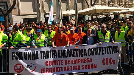 Trabajadores de Alcoa con una pancarta en al que se lee 'Por una tarifa energética competitiva'