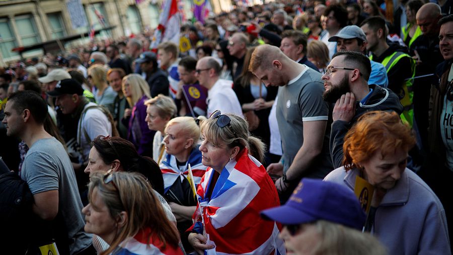 Manifestantes a favor de un 'Brexit' cuanto antes escuchan los discursos frente al Parlamento.