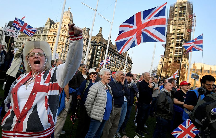 Manifestantes a favor del 'Brexit' ondean banderas de Reino Unido frente al Parlamento de Westminster.