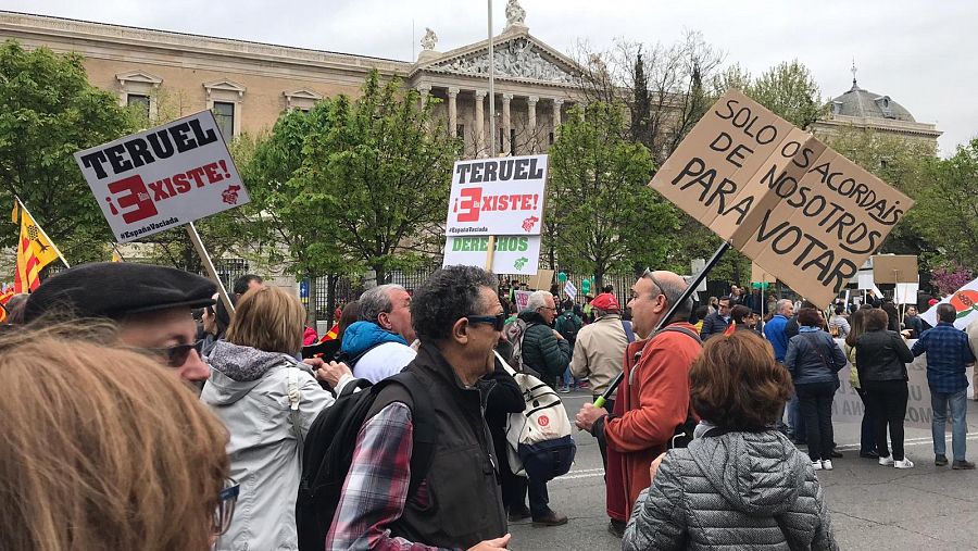 Un manifestante de la 'España vaciada' porta un cartel con el lema 