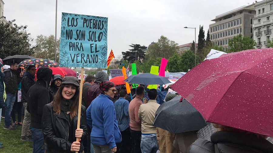 Elena, de Molina de Aragón (Guadalajara) con su cartel 