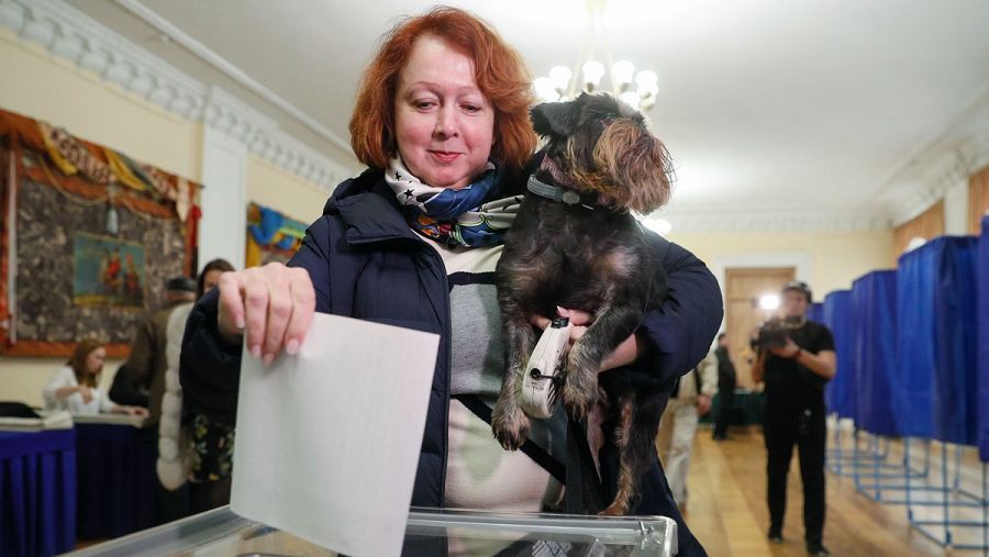 Una mujer vota en un colegio electoral en Kiev