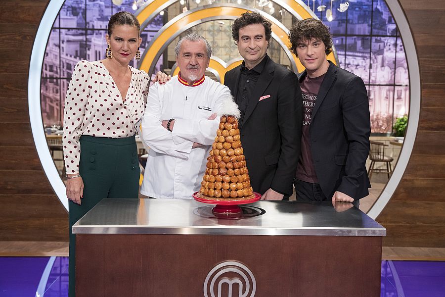 El jurado, con Torreblanca y su croquembouche