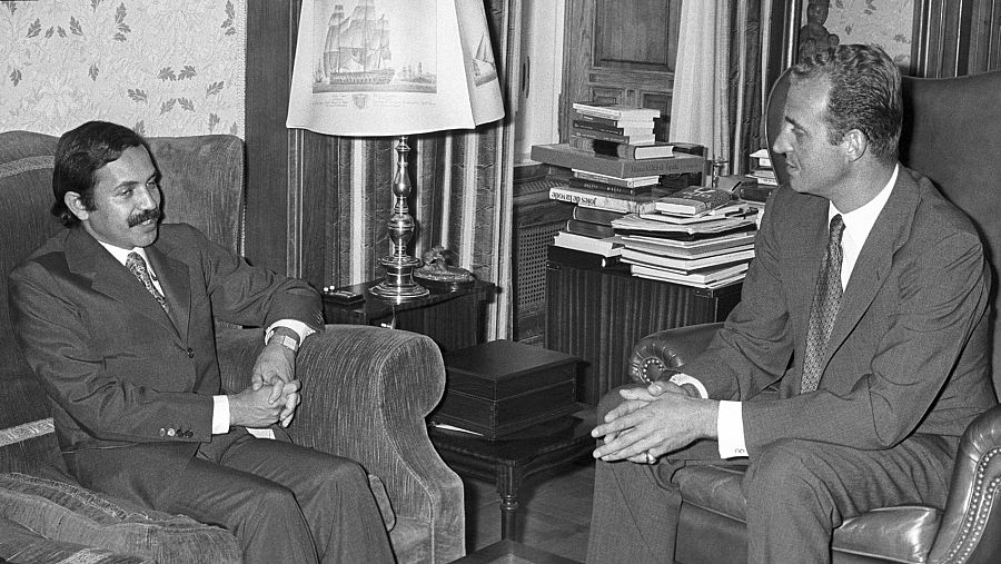 El entonces Príncipe de Asturias, Juan Carlos de Borbón, conversa con  Abdelaziz Bouteflika durante su etapa como ministro de Asuntos Exteriores de Argelia en el Palacio de la Zarzuela.