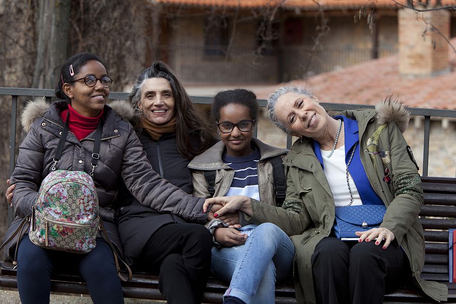 Angela Molina y Miriam Díaz Aroza, con Gennet Corcuera durante el rodaje