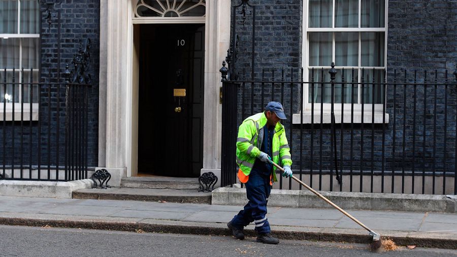 Un barrendero trabaja frente al número 10 de Downing Street en Londres (Reino Unido).