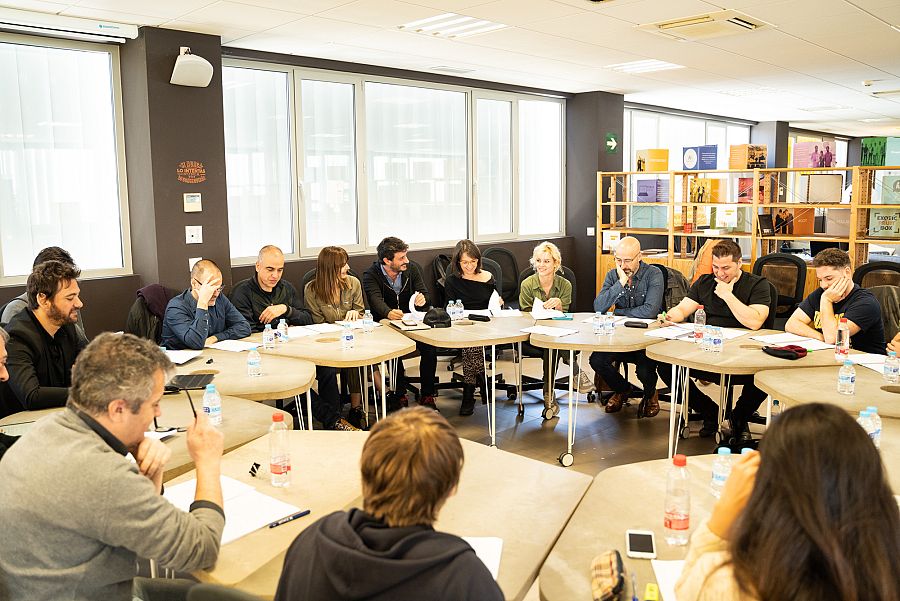 Los actores durante la lectura del guion de 'Malaka'