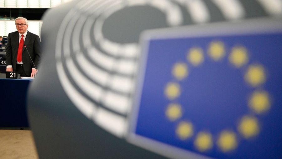 El presidente de la Comisión Europea, Jean-Claude Juncker, da un discurso durante el debate sobre las conclusiones de la cumbre del Consejo Europeo en Estrasburgo (Francia).