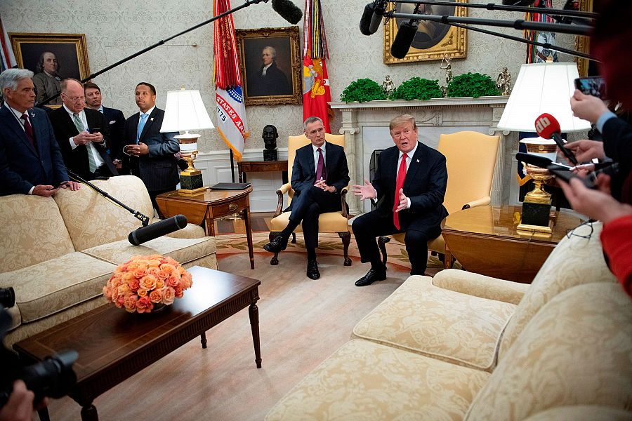 El presidente de los Estados Unidos, Donald J. Trump(d), y el secretario general de la Organización del Tratado del Atlántico Norte (OTAN), Jens Stoltenberg (i), hablan ante los medios