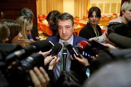 El diputado del PNV Aitor Esteban atiende a la prensa tras la reunión de la Diputación Permanente.
