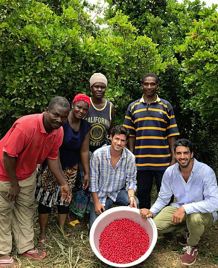 Los fundadores de Baïa Food, Loan Bensadon (i) y Guillermo Milans (d), posan agachados junto a su equipo de Ghana.