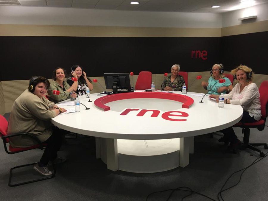 Las protagonistas de la obra, presentándola en los estudios de RNE