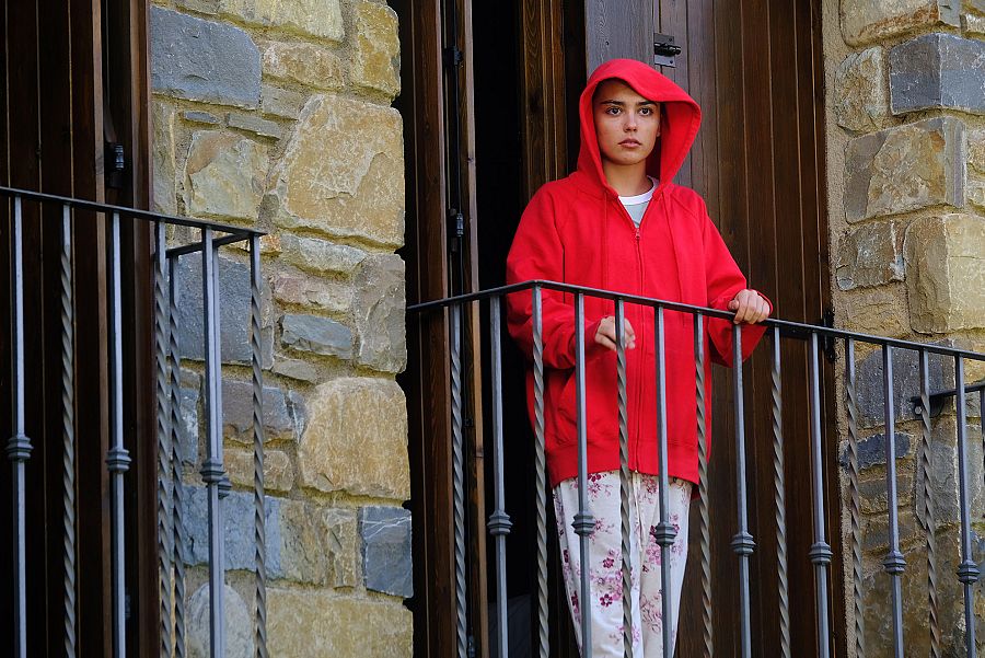 Ana se asoma al balcón de su casa.