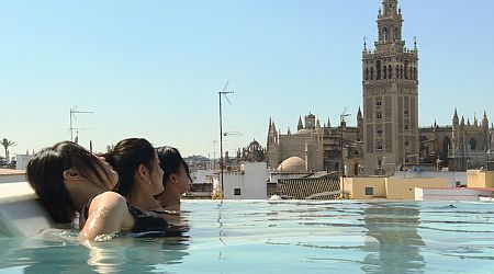 Jiang, una estudiante china, con sus amigas en Sevilla