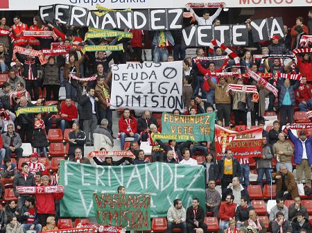 Varios aficionados del Sporting de Gijón muestran unas pancartas antes del inicio del encuentro ante el Levante el 11 de abril de 2012, durante el encuentro correspondiente a la trigésimo tercera jornada de Liga de Primera División