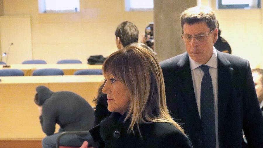 Juan Carlos Quer acompaña a Eli, la madre de la víctima del Chicle, en la primera sesión del juicio contra el autor confeso de la muerte de su hija Diana