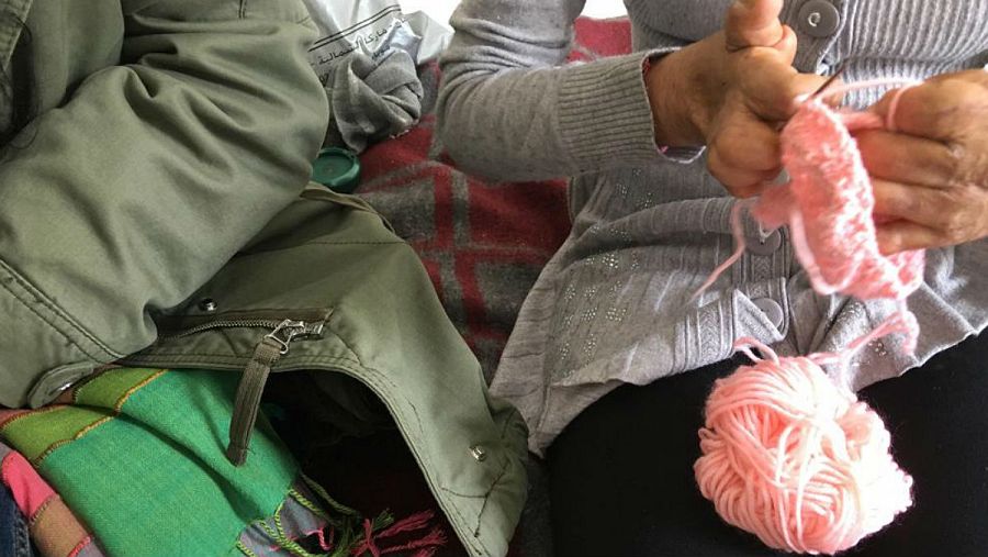 Meses de cirujía y rehabilitación han sido necesarios para que Ikhtiar pueda volver a tejer