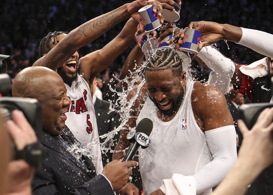 Los compañeros de Wade le bañan en su despedida como jugador de la NBA