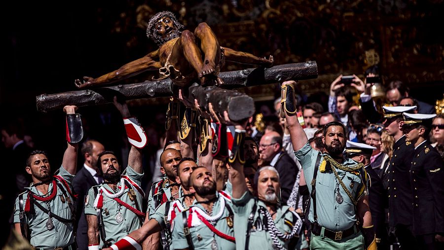 Miembros de la Legión trasladan al Cristo de la Buena Muerte -conocido como el cristo de Mena- a su trono procesional en Málaga.