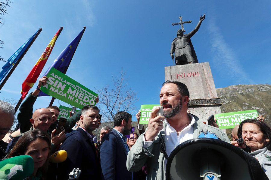 Santiago Abascal, junto a la estatuta de Don Pelayo en Covadonga.