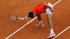 Novak Djokovic rompe la raqueta en un gesto de rabia en el partido ante Kohlschreiber.