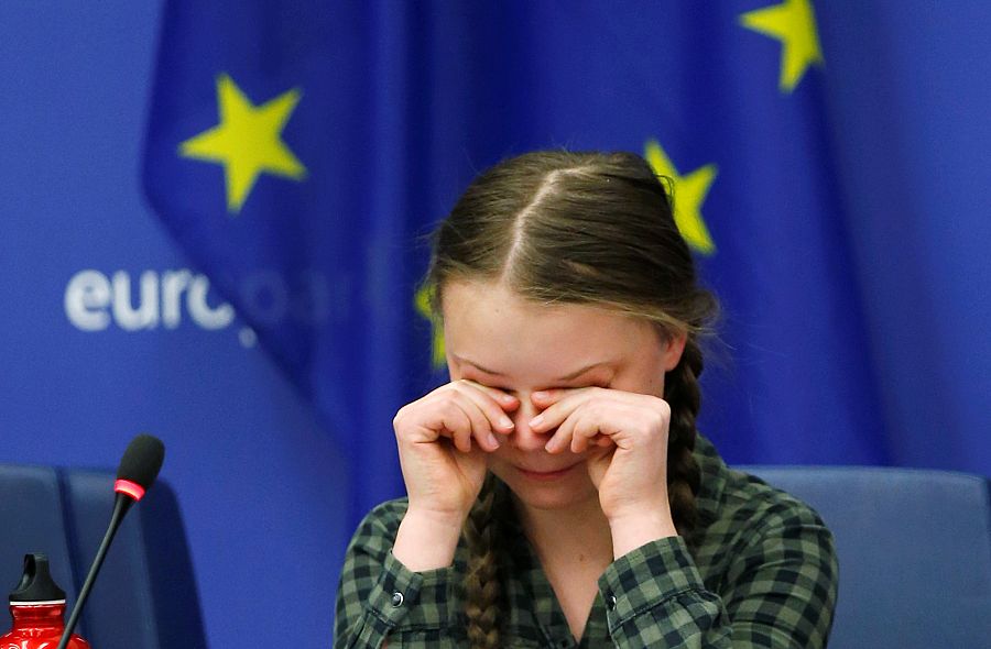 Greta Thunberg, llora emocionada tras su discurso ante la comisión de Medio Ambiente en Estrasburgo.