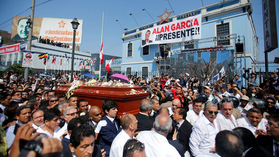 Familiares y amigos portan el féretro con los restos de Alan García