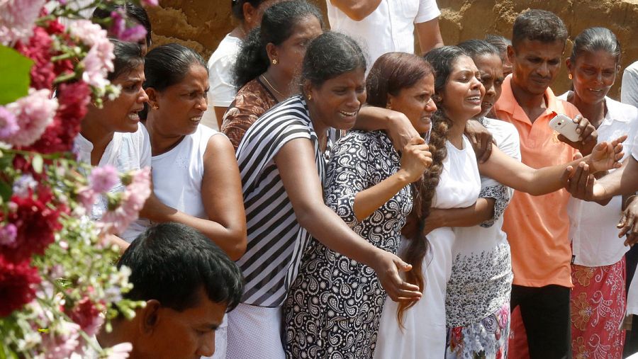 Familiares en el entierro múltiple de las vícimas de los atentados de Sri Lanka en Colombo