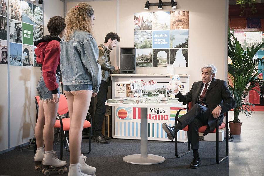 El capítulo recrea una edición de la Feria de Turismo FITUR