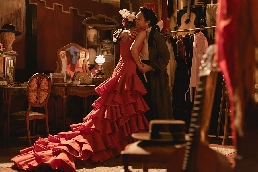 Bellita cae rendida ante los encantos de la Dama del Misterio