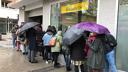 Cinco horas de cola para votar en algunas oficinas de Correos (Guzmán el Bueno, Madrid)