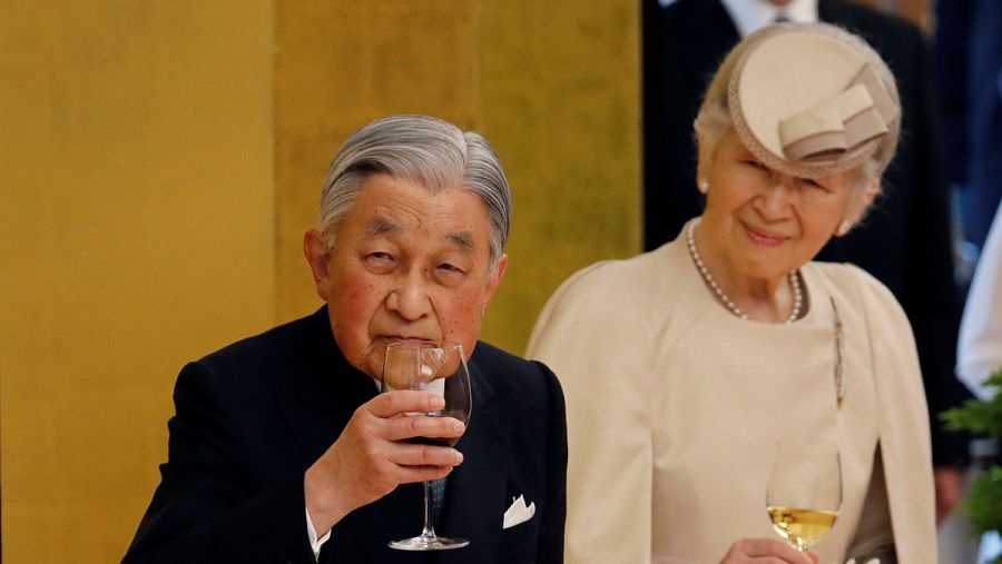 El emperador saliente de Japón, Akihito, y su esposa Michiko