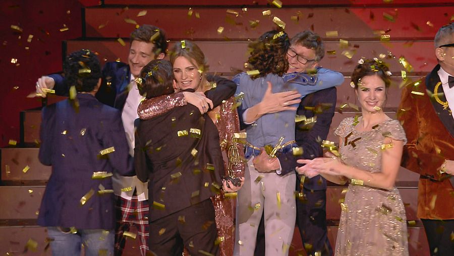 Los finalistas se abrazan  a los jueces tras la gran final