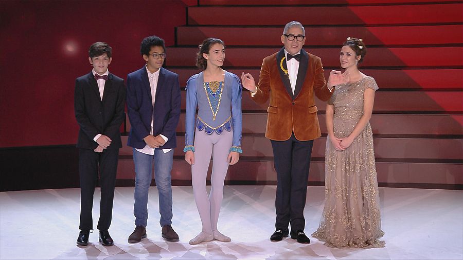 Boris Izaguirre y Paula Prendes con los finalistas