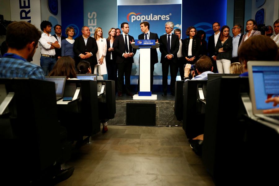 Pablo Casado comparece ante los medios arropado por la dirección del PP