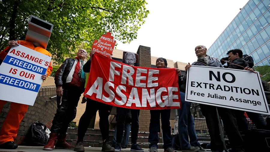 Protesta delante del tribunal de Londres donde ha comparecido Julian Assange REUTERS/Henry Nicholls