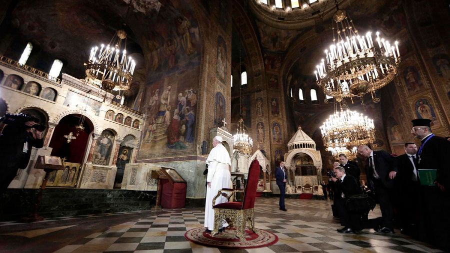 El papa reza ante el trono de los Santos Cirilo y Metodio en la catedral ortodoxa de San Alexander Nevski