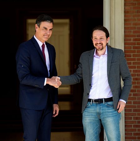 El presidente del Gobierno en funciones, Pedro Sánchez, recibe al líder de Unidas Podemos, Pablo Iglesias, en el Palacio de la Moncloa.