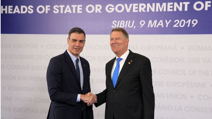 El presidente de Rumanía Klaus Iohannis recibe a Pedro Sánchez a su llegada a la cumbre de Sibiu