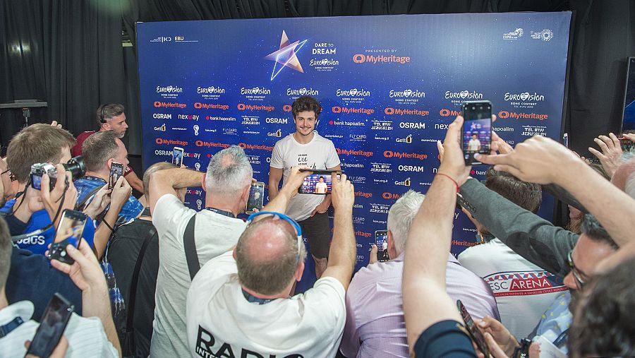 Miki, contando sus impresiones a la prensa internacional, tras el ensayo