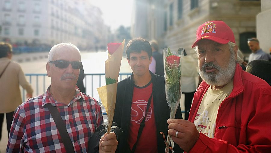 Ciudadanos acuden con rosas rojas para despedir a Rubalcaba al Congreso