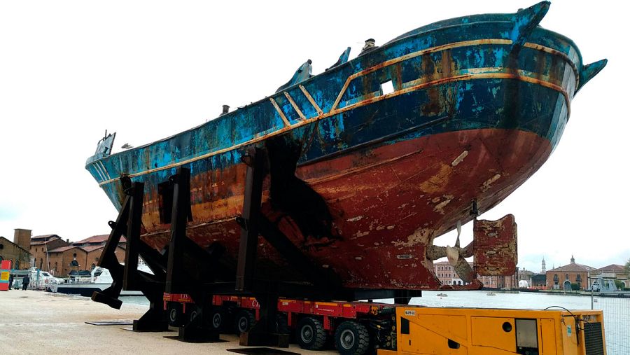 Pesquero que se hundió en el Mediterráneo en 2015 y dejó más de 700 muertos y que expone el artista suizo Cristoph Büchel bajo el nombre de 'Barca nostra'