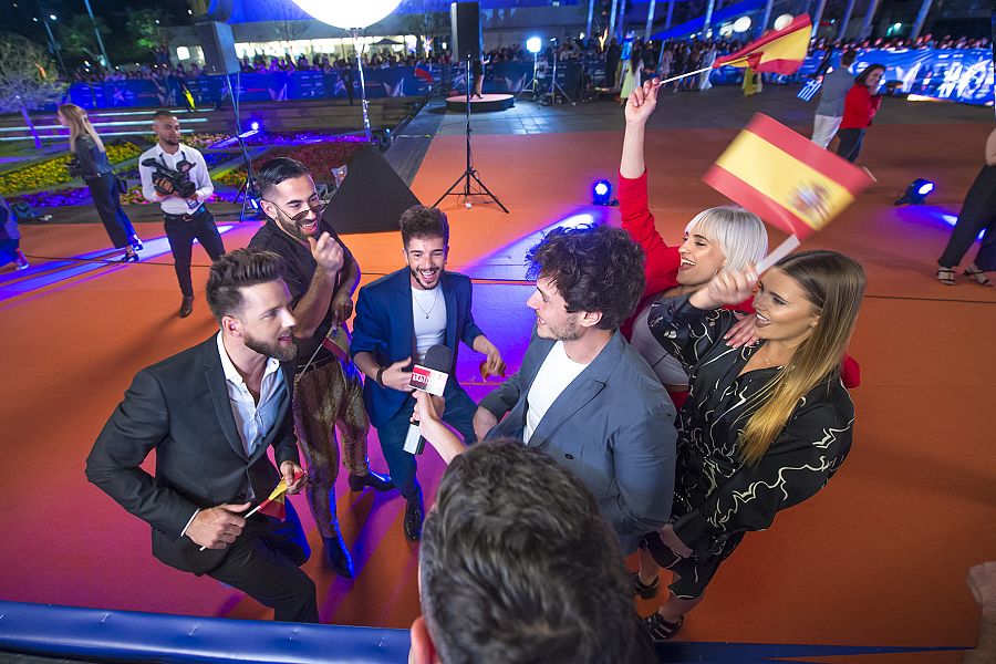 Eurovisión 2019: Miki y su equipo atienden a los medios en la alfombra naranja de la Welcome Party