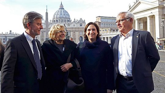 Los alcaldes de Zaragoza, Pedro Santisteve, y de Valencia, Joan Ribo, junto a las alcaldesas de Madrid, Manuela Carmena, y Barcelona, Ada Colau, en la plaza de San Pedro del Vaticano.