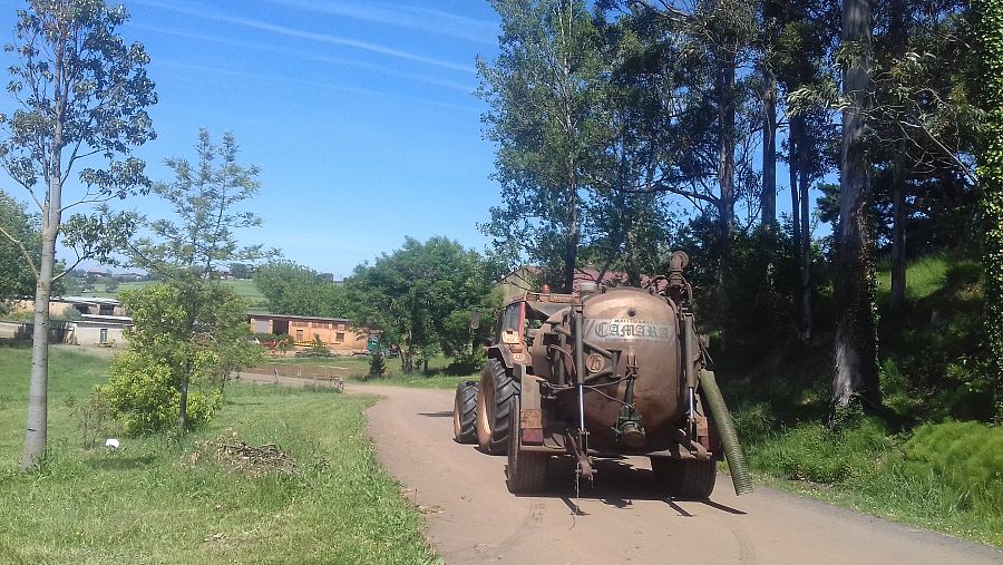 Un tractor con abono orgánico en la localidad cántabra de Heras.